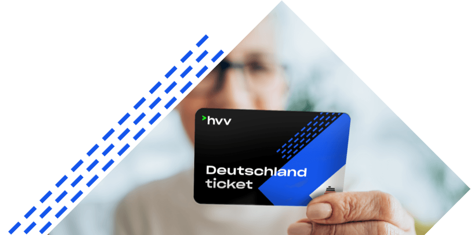 Frau zeigt hvv Deutschlandticket Chipkarte